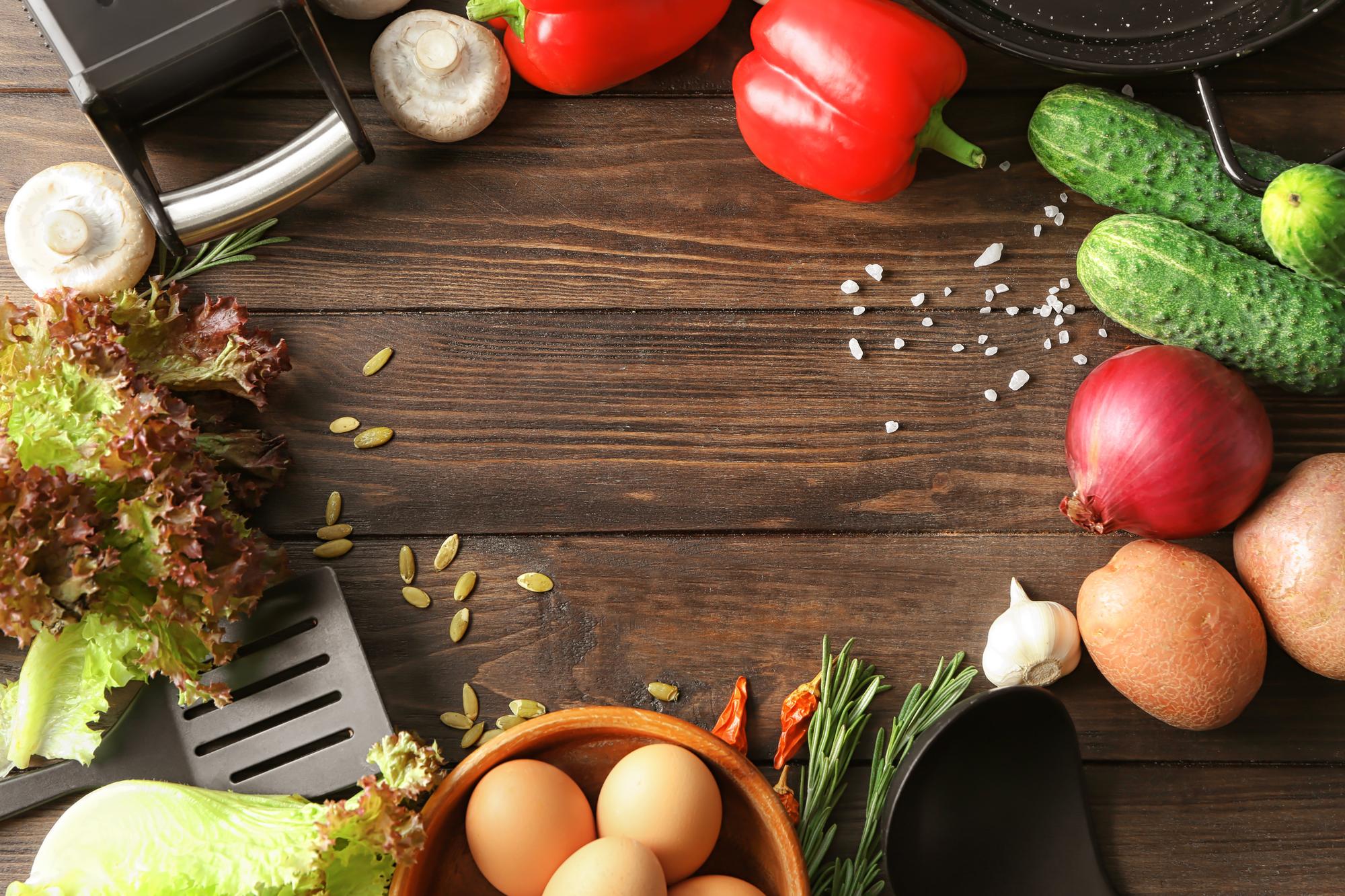 Set di utensili e ingredienti freschi sulla tavola