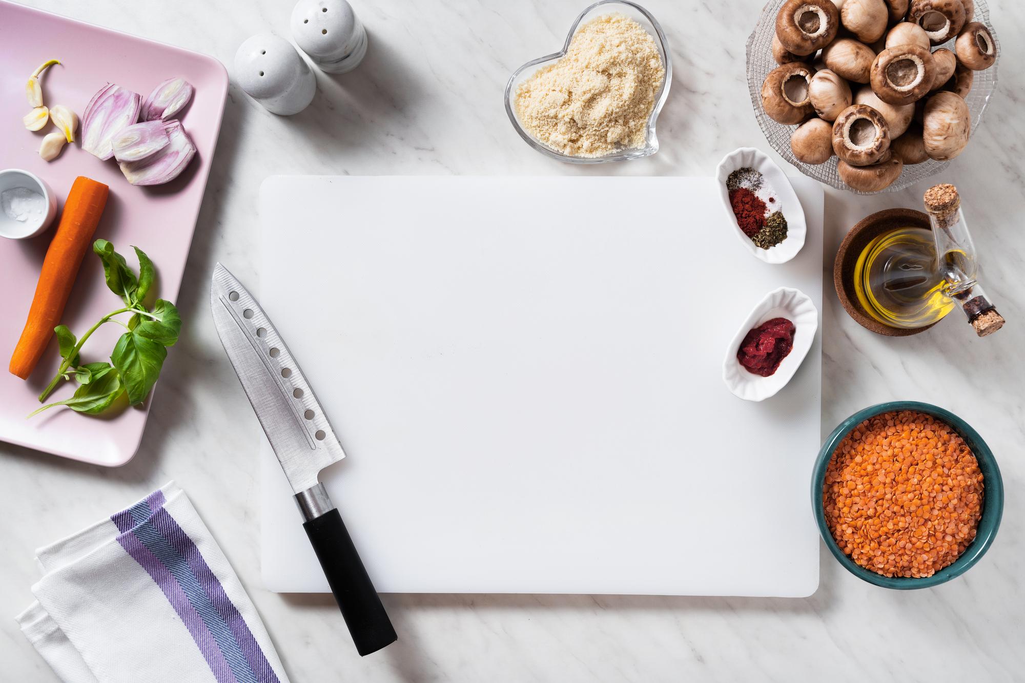 Tavola con ingredienti e appunti di ricette